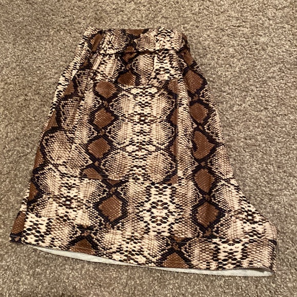 Snakeskin shorts, size XL - Picture 3 of 6